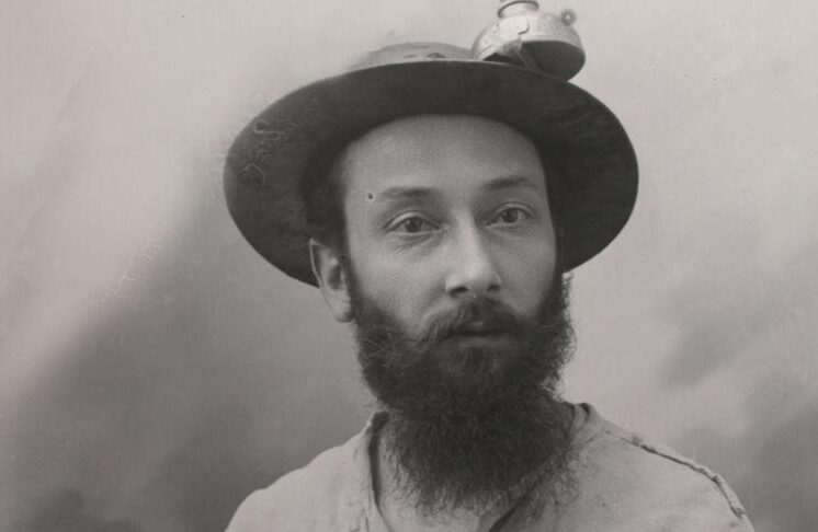 Portrait de Jules Mousseron jeune, en tenue de mineur Image d'accueil pour le module immersif Jules Mousseron