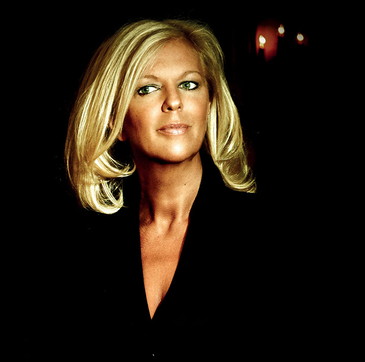 Anne Ducros jeune Anne Ducros jeune vêtue de noir