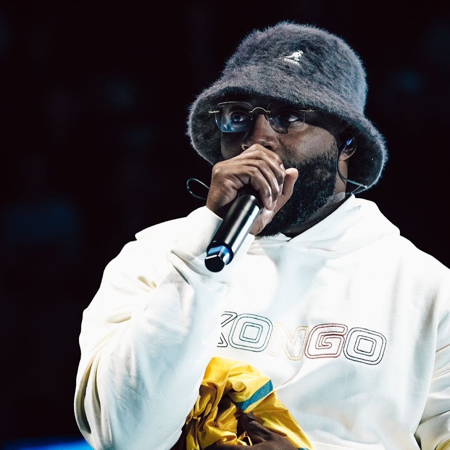 Gradur en concert Gradur en concert avec un bob gris