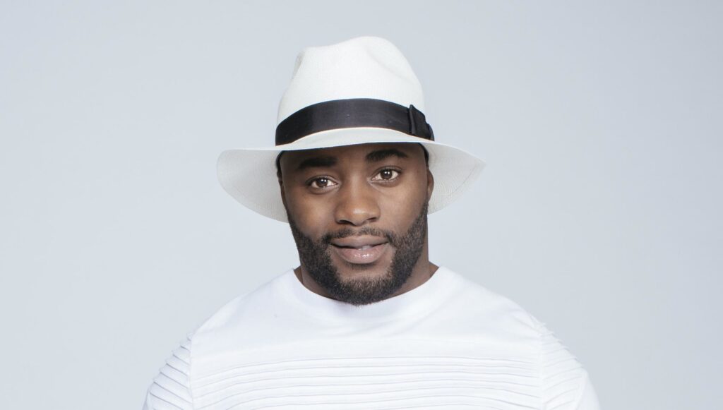 Gradur souriant Gradur souriant avec un bob blanc
