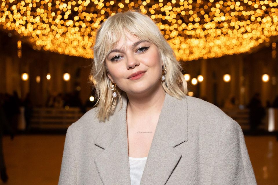 louane 3 Louane avec un long manteau gris