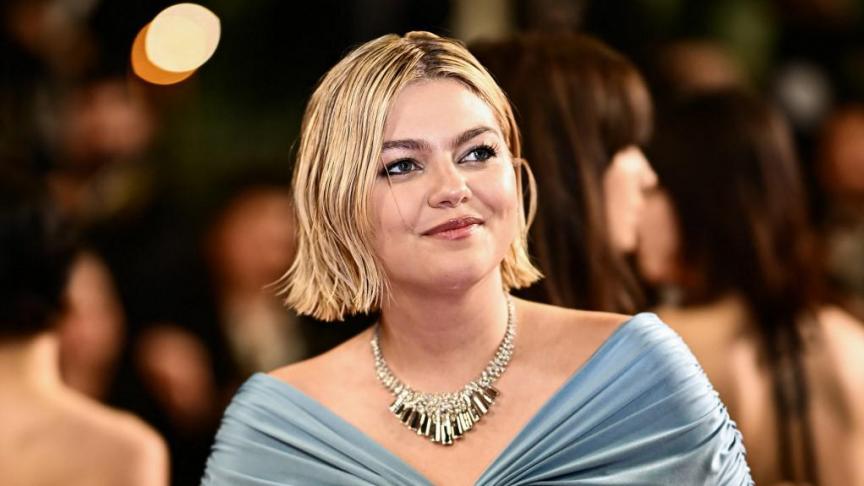 louane 6 Louane en tenue de soirée bleu satin