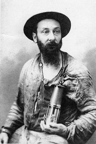 Jules Mousseron avec sa lampe de mineur