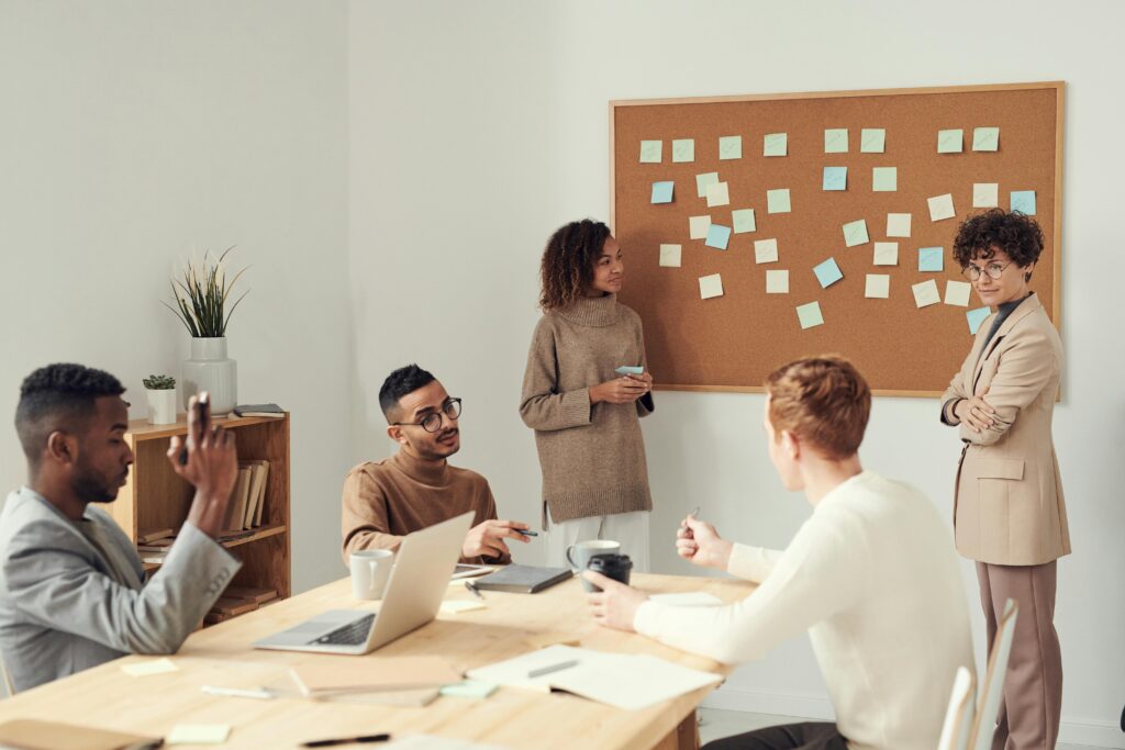 Personnes dans un bureau Chanteurs du nord, diverses personnes dans un bureau
